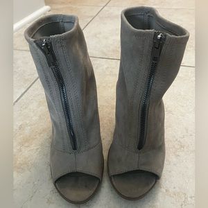 Chunky high heel with zipper